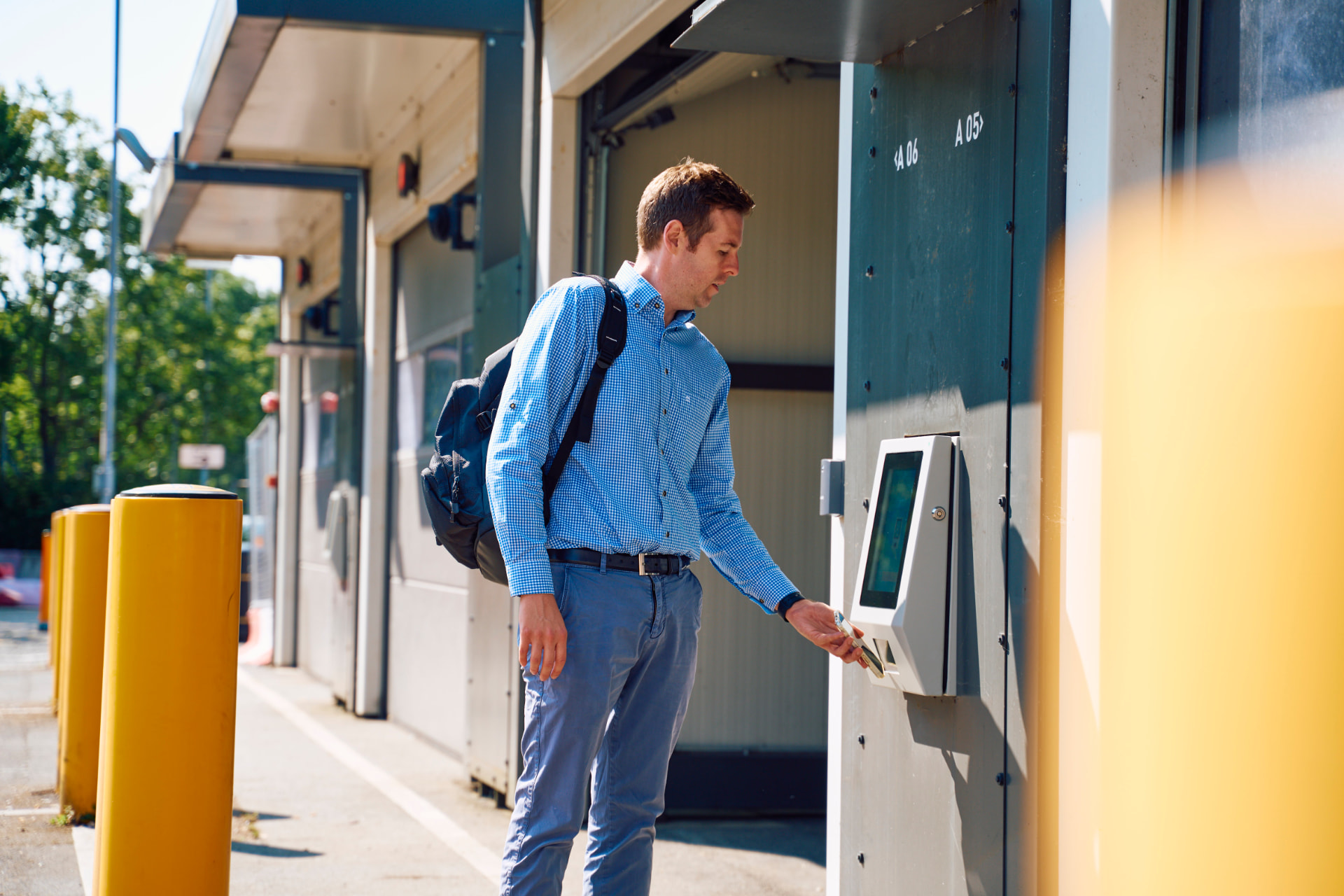 The passenger checks in at the cabin terminal and keeps the keys